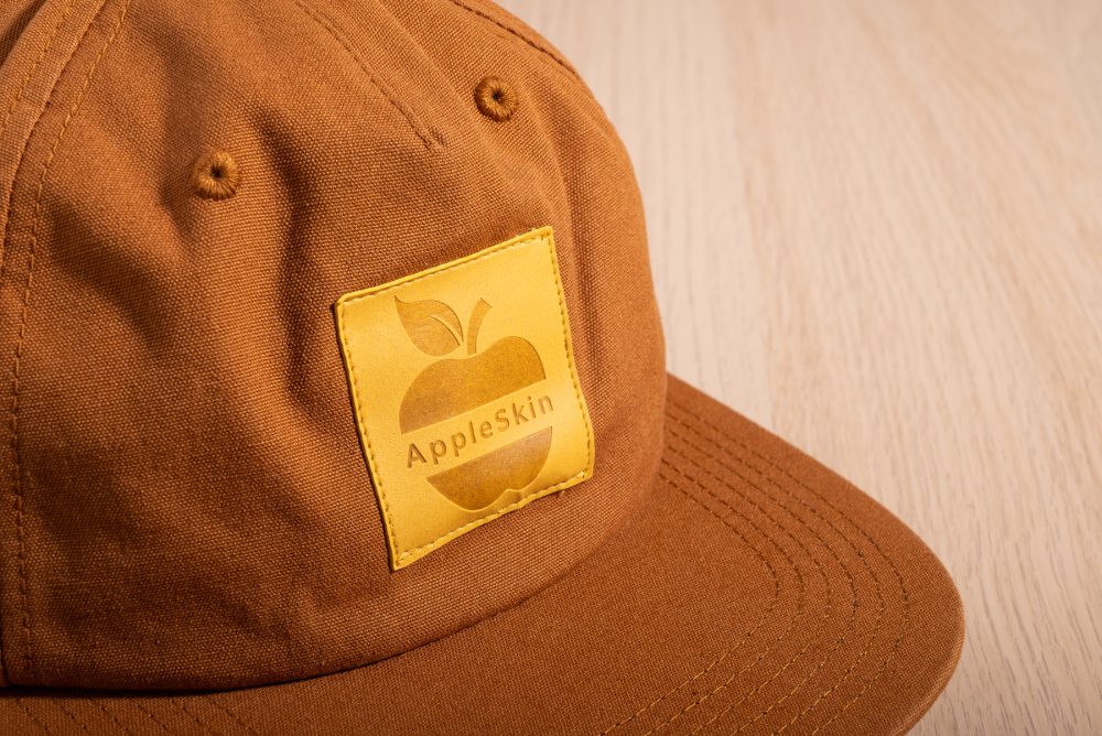 Präglad patch i äppelläder