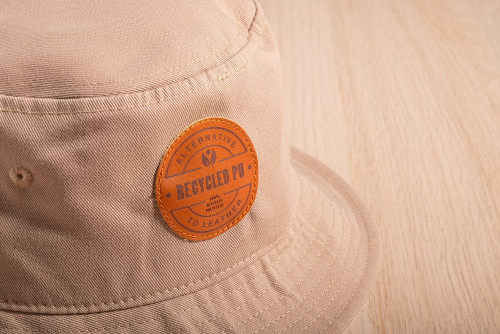 Präglad patch i återvunnet konstläder