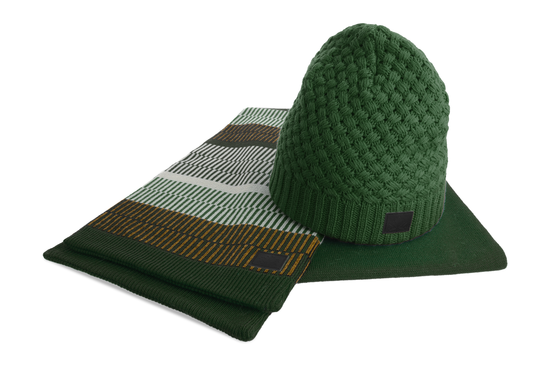 Hållbar ribbstickad mössa 2296 – Fram: patch i återvunnet PU-konstläder med präglad logga